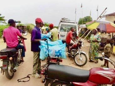 À moto, là où les véhicules ne passent pas.