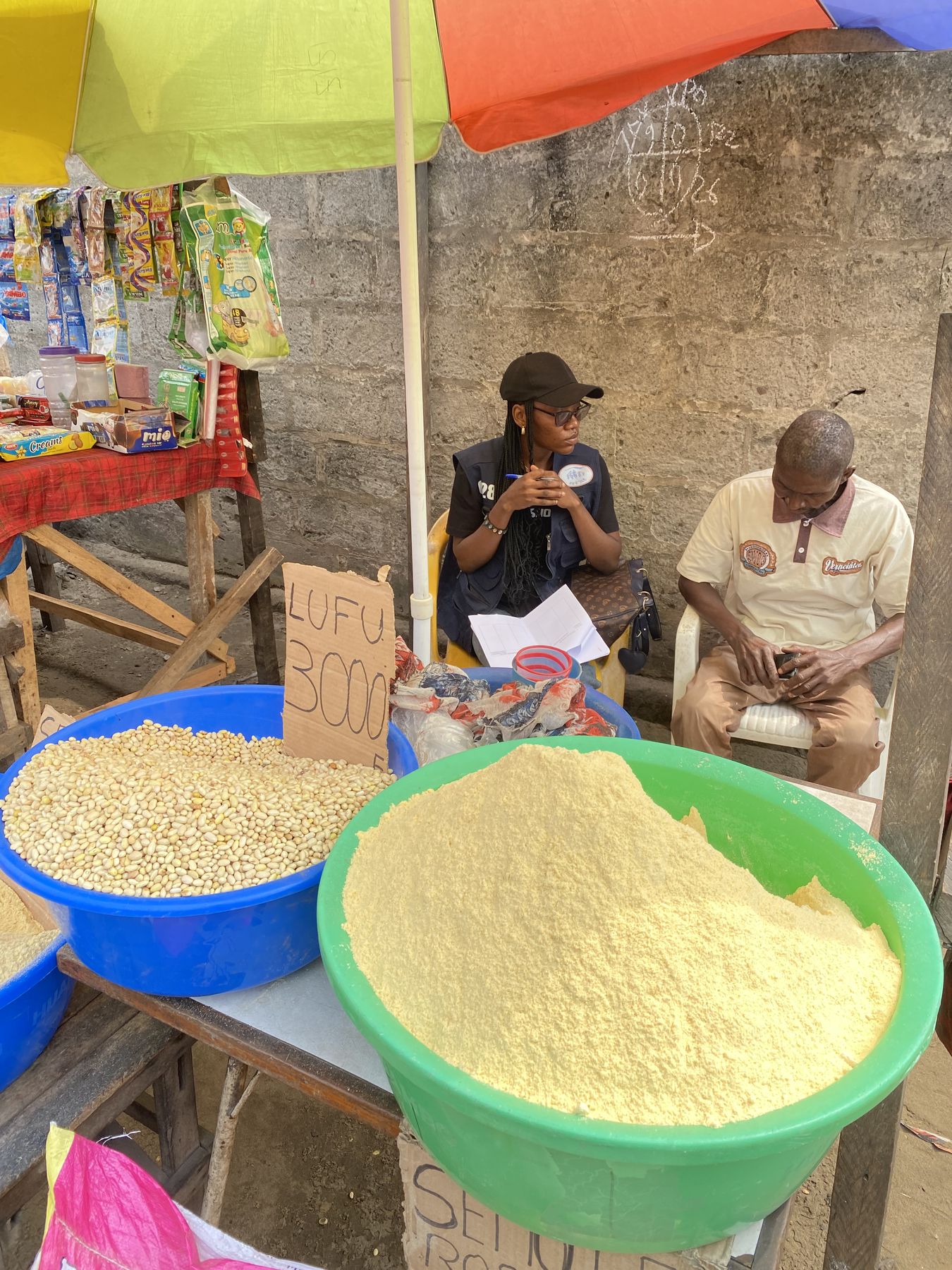 Suivi d'une vendeuse de denrées alimentaires.