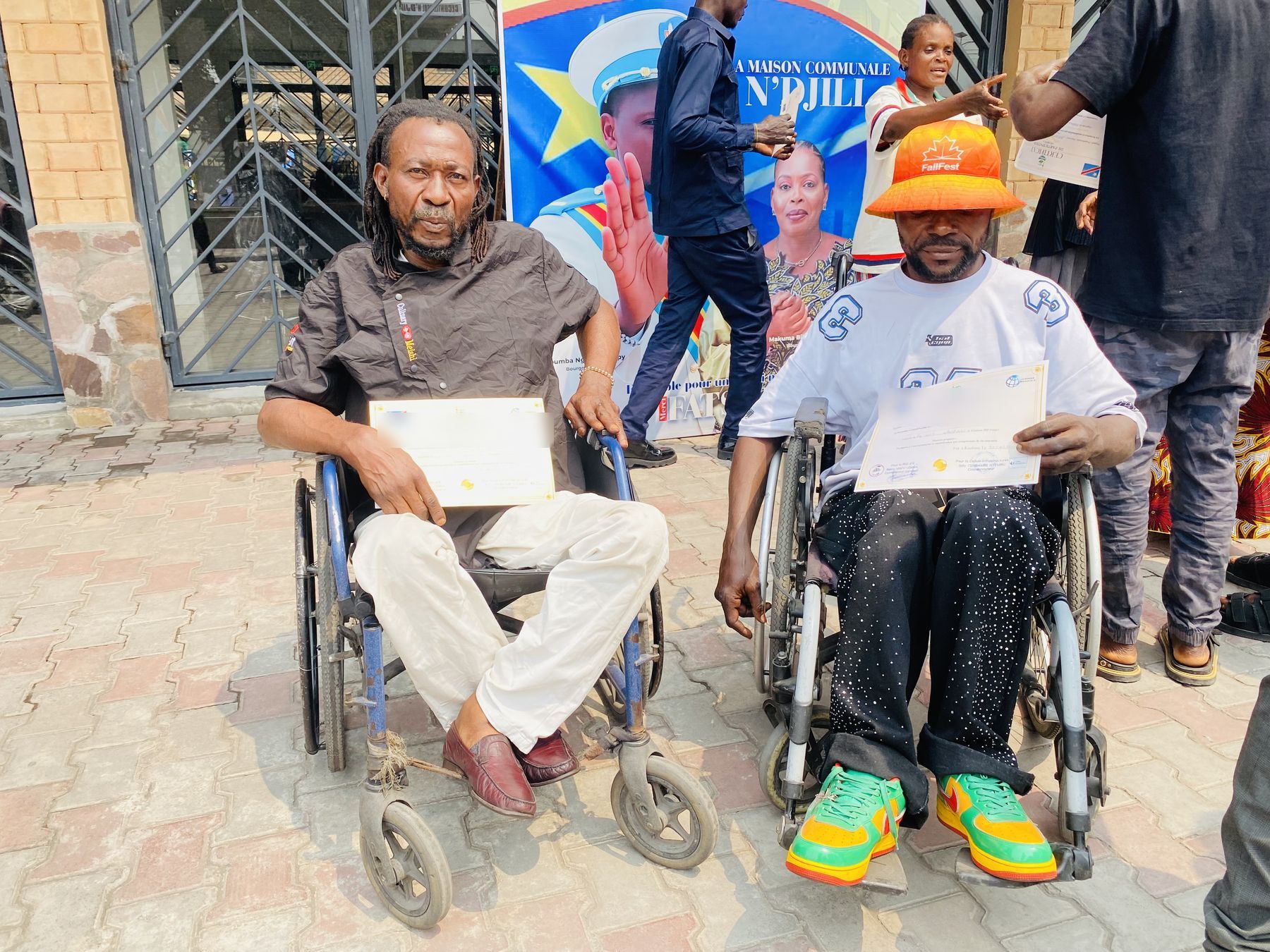 Deux bénéficiaires devant la Maison communale de N'djili.