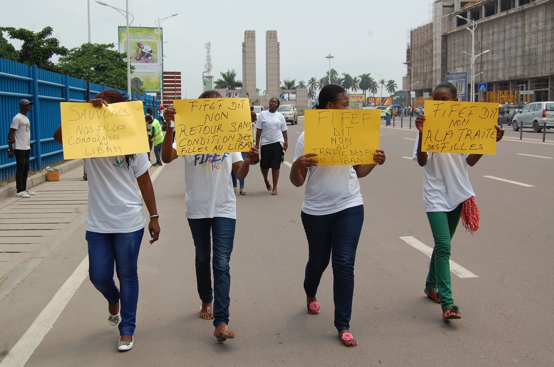 Des pancartes pour les droits des enfants.