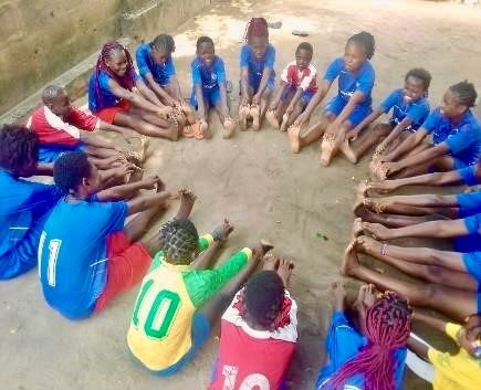 Un club de jeunes filles en activité.