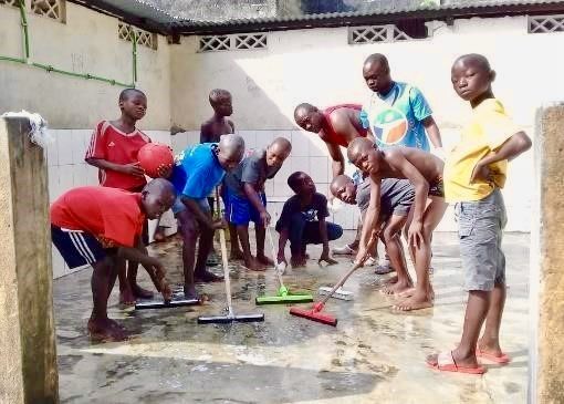 Entretien des locaux par les enfants d'un centre.