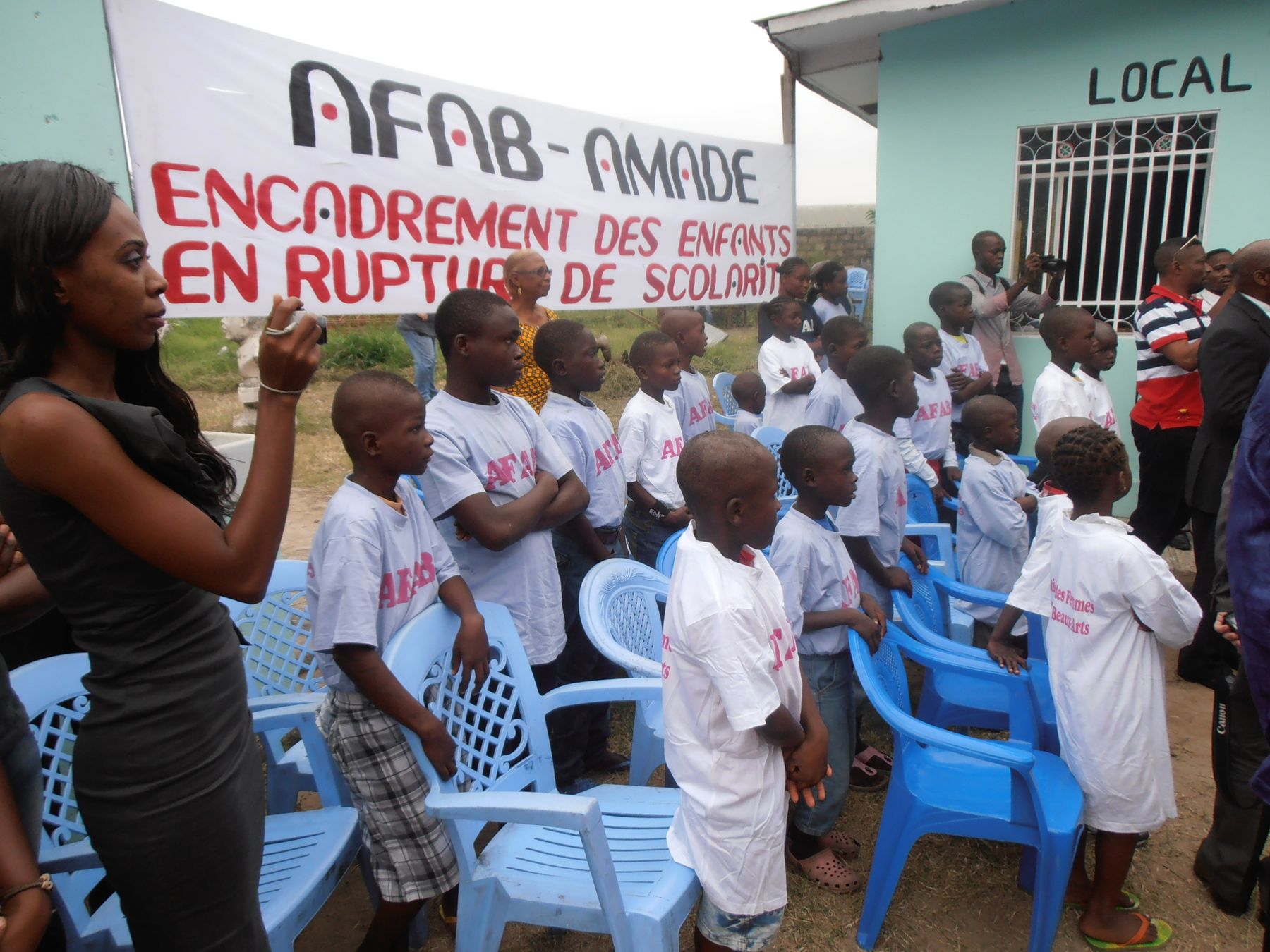 Des enfants attendent l'arrivée de la délégation.